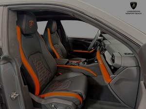 Urus Performante sport seats with contrast stitching